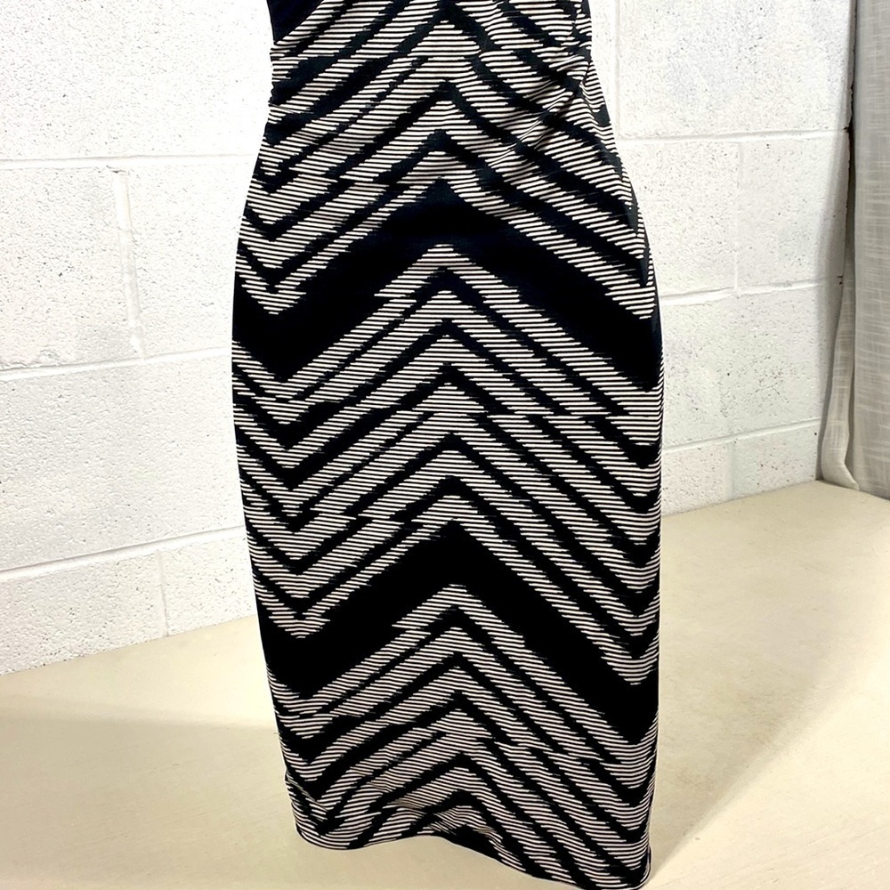 Yessica t-shirt dress black and white pattern and pleaded tummy area… - Picture 6 of 7